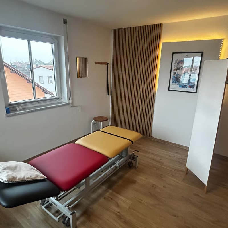 Behandlungsraum mit farbiger Therapieliege