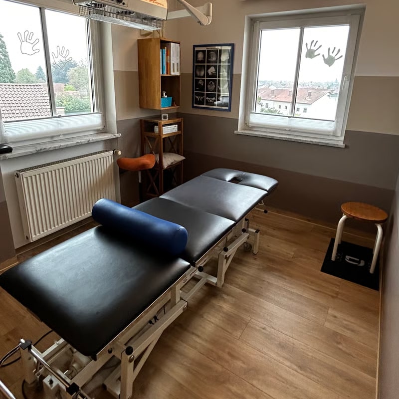 Weiterer Behandlungsraum mit Therapieliege