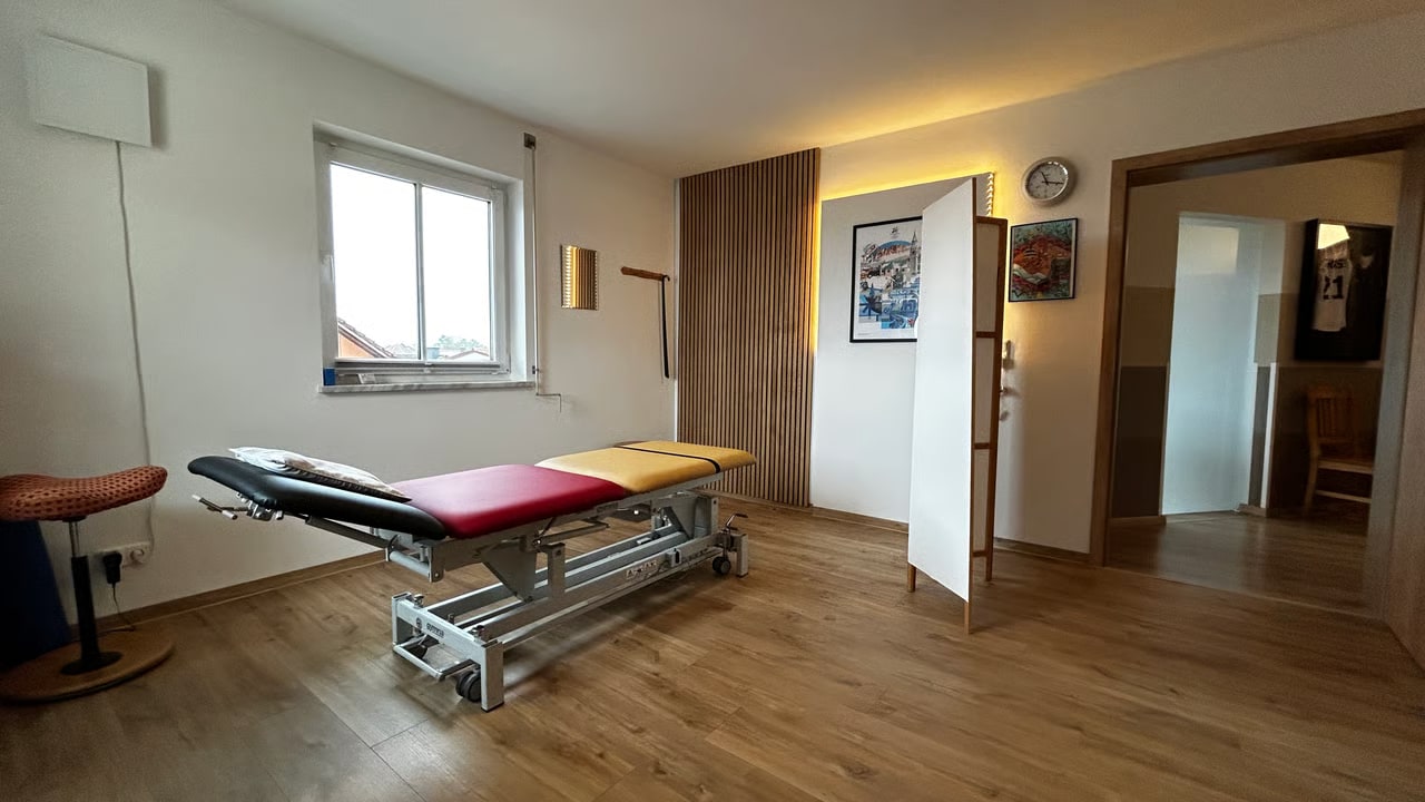 Weiterer Blick in einen Behandlungsraum der Praxis